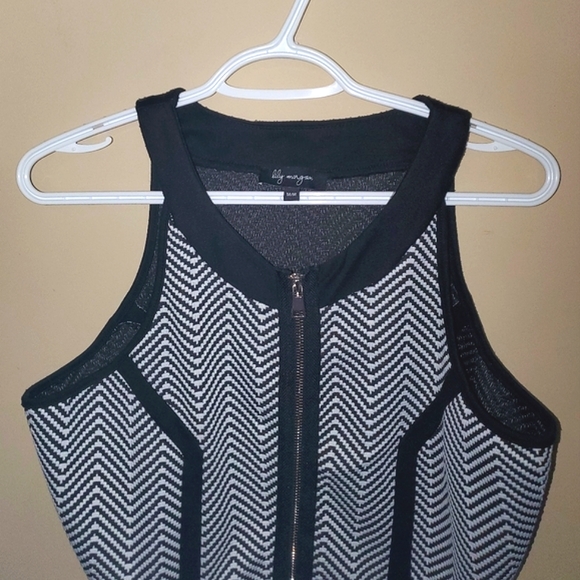 FLATTERING Geometric Zippered Peplum Top - Picture 1 of 2